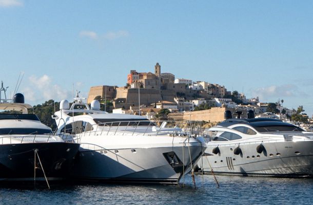 yates amarrados en el puerto de Ibiza